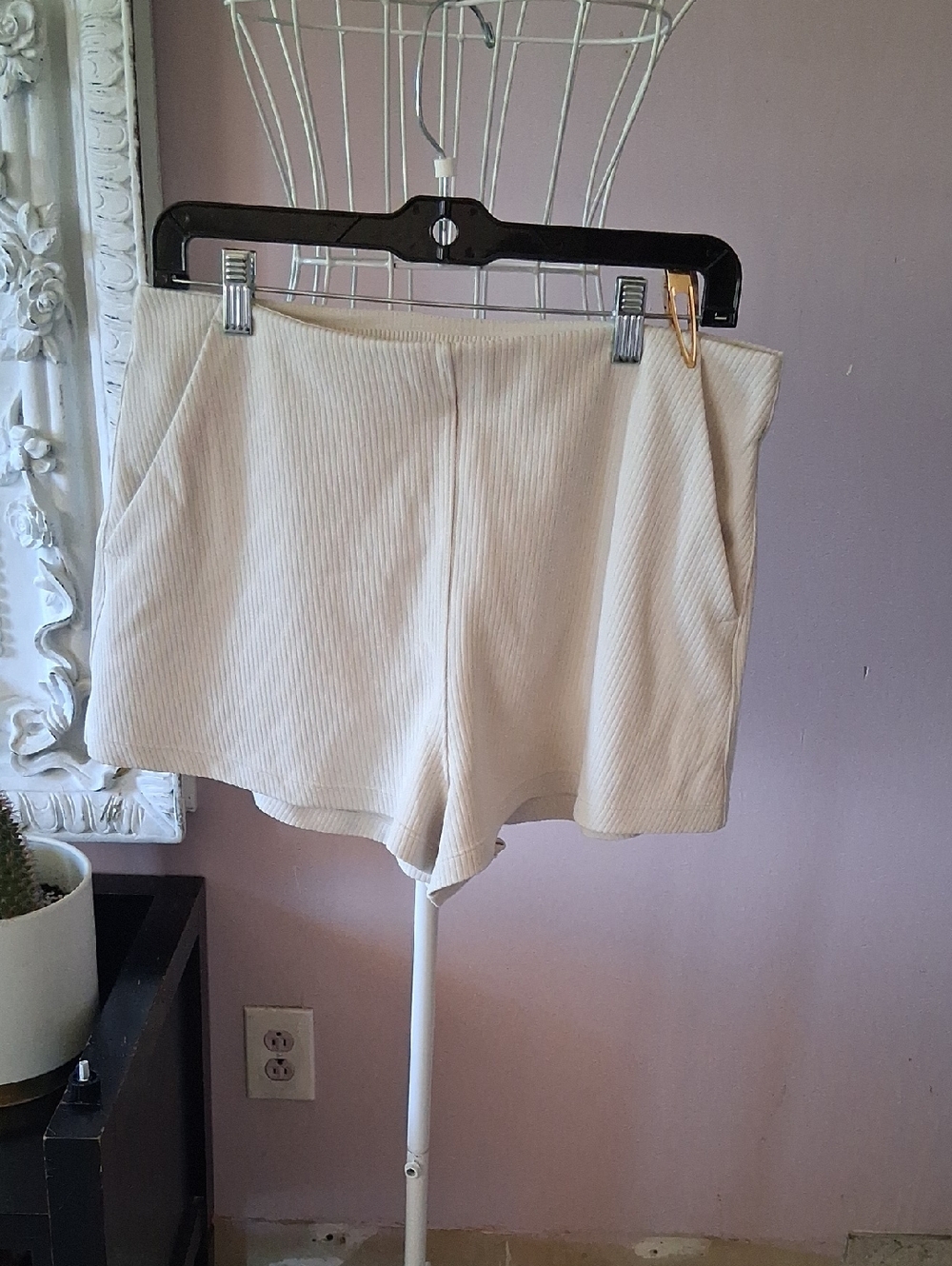 Lululemon Ribbed Softstreme High-Rise Short 2" Bone Size 10 Excellent Condition